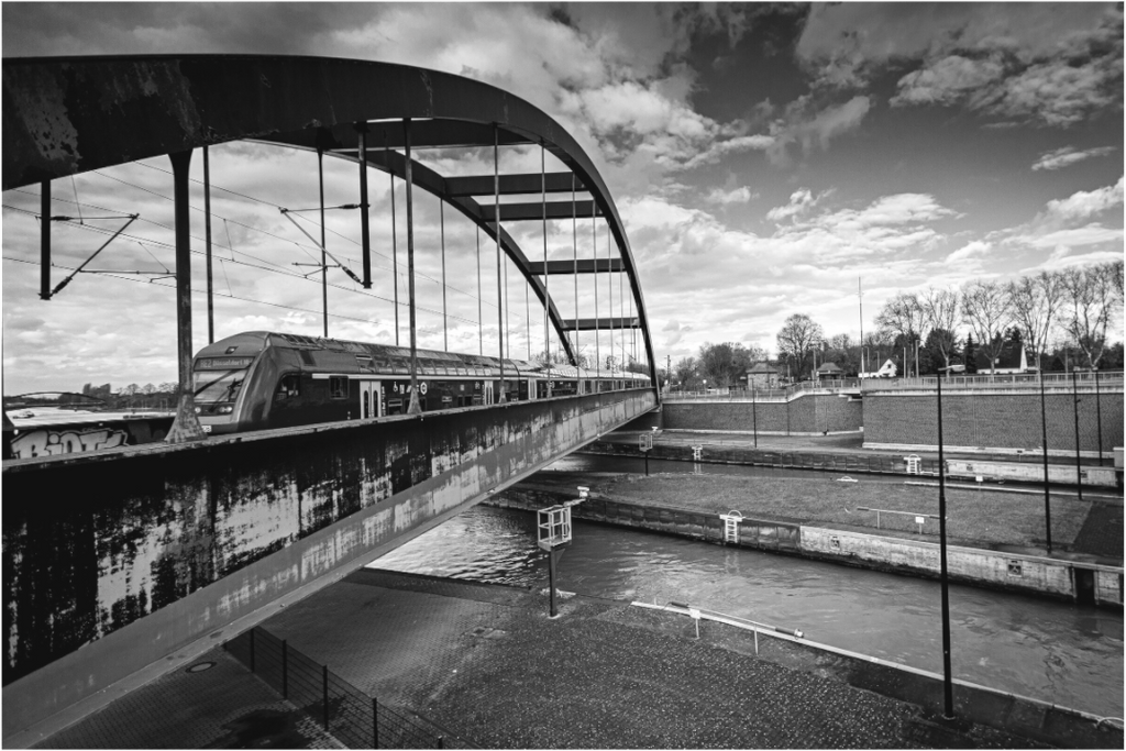 Main image Die Schleuse und der Zug