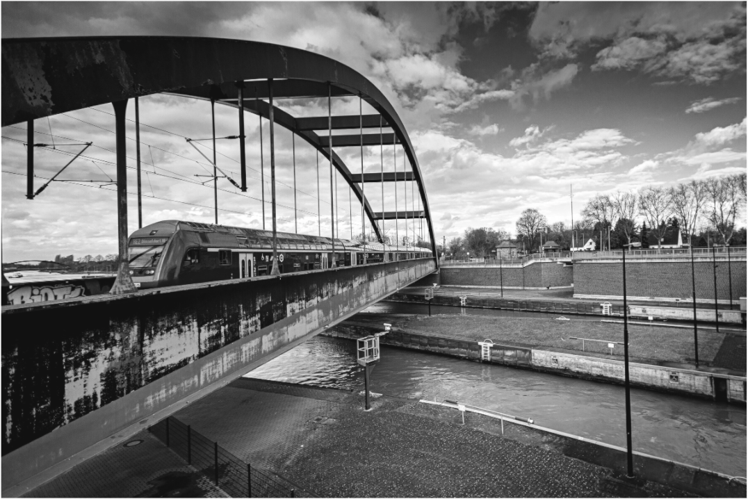 Main image Die Schleuse und der Zug