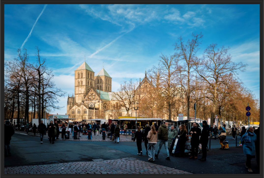 Main image Der Dom während des Markts