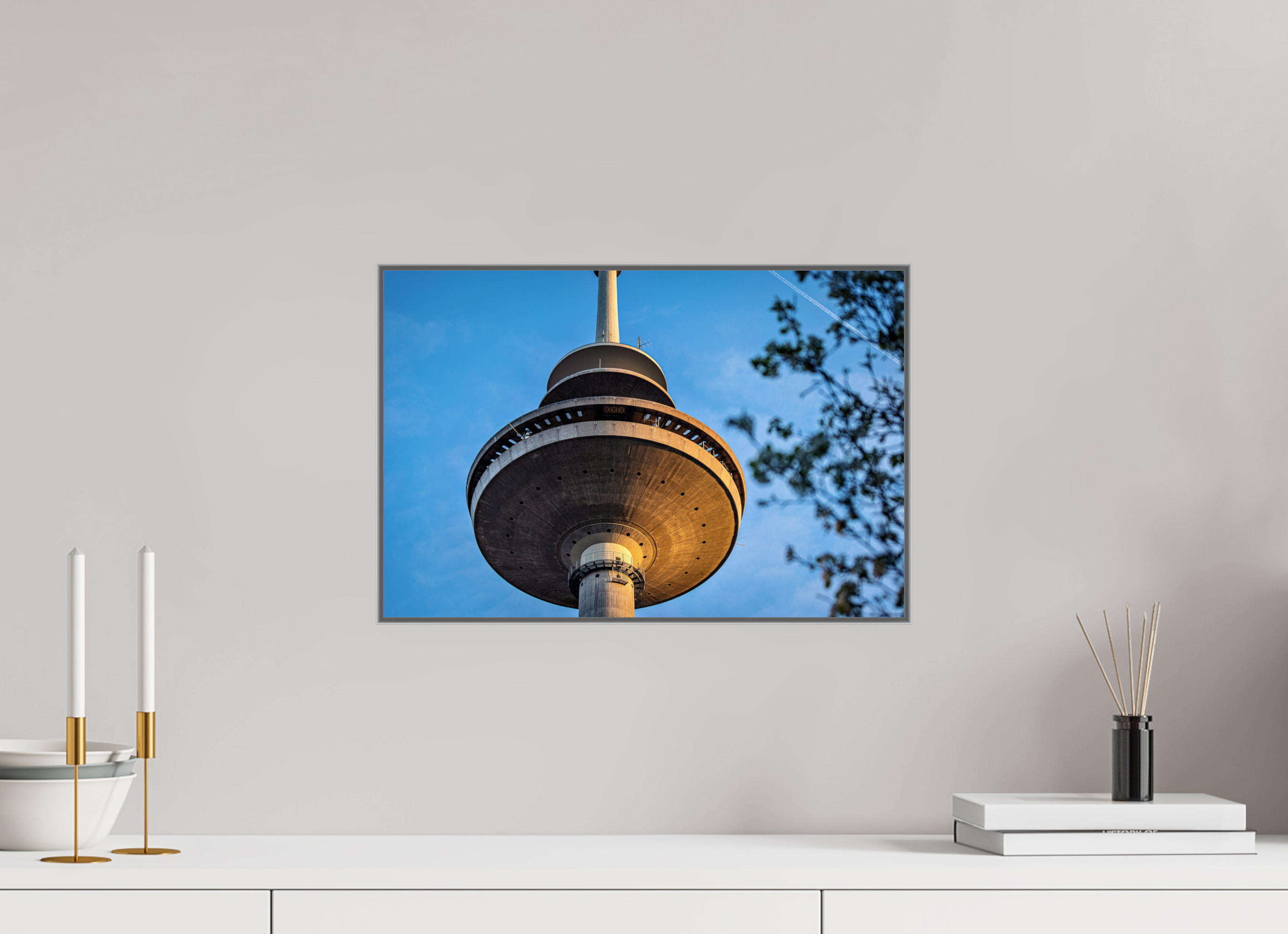 45 x 30 cm, Alurahmen 25mm Der Fernsehturm - Das UFO