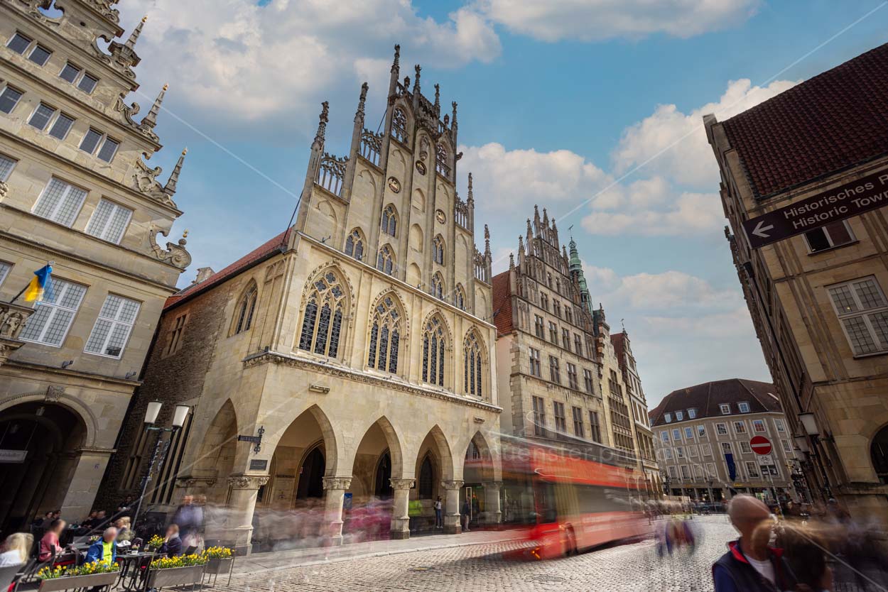 Das Rathaus. Der Bus