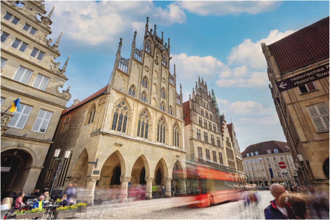 Main image Rathaus und Bus