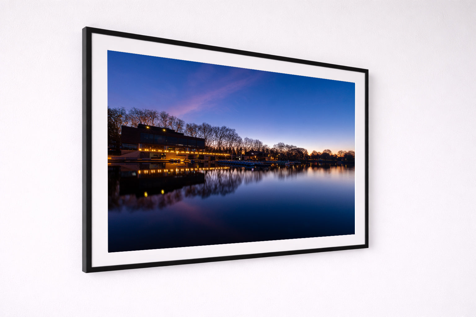 Der Aasee bei Nacht. Die Häuser